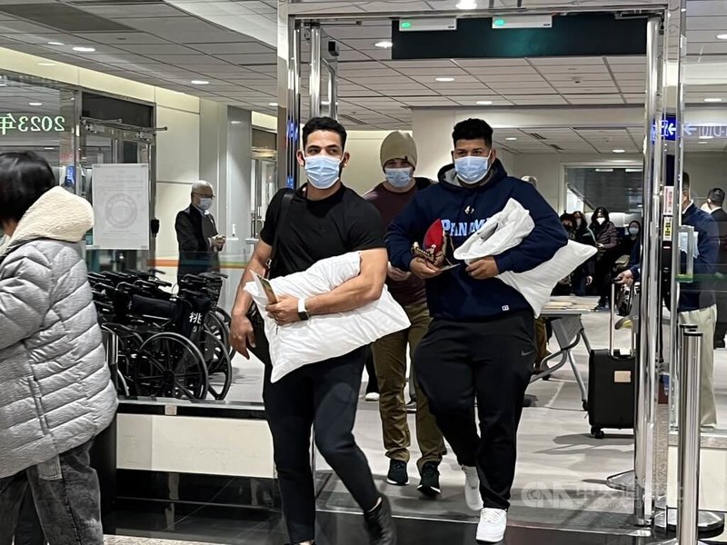2023世界棒球經典賽（WBC）A組預賽將在台中洲際棒球場開打，球員晚間陸續抵台。中央社記者葉臻攝  112年3月3日
