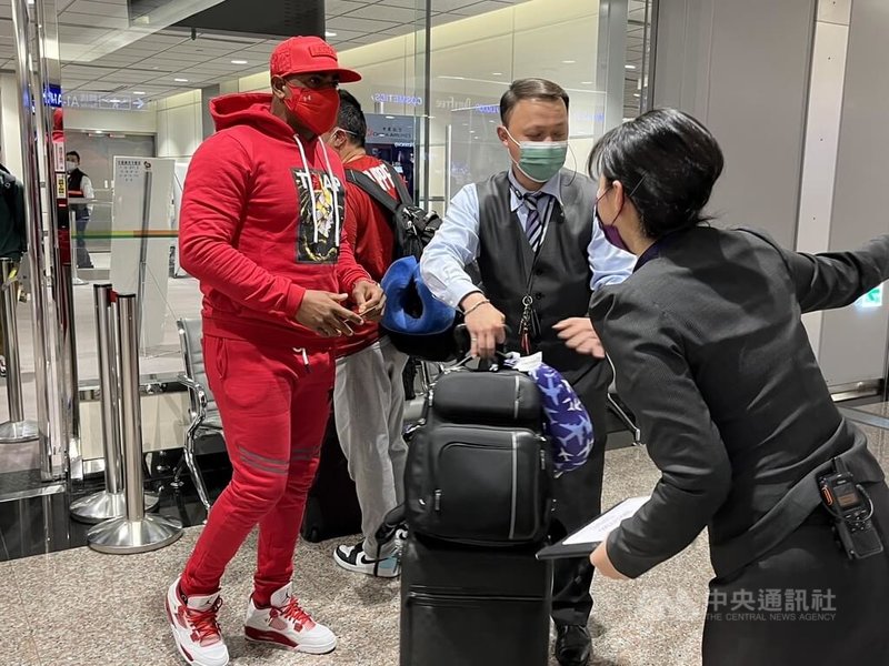 2023世界棒球經典賽（WBC）A組預賽將在台中洲際棒球場開打，古巴隊巨砲塞斯佩德斯（Yoenis Cespedes）抵台時受到商務禮遇。中央社記者葉臻攝  112年3月3日
