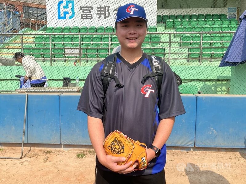 世界棒球經典賽（WBC）台灣隊最後一名球員4日加入，美國職棒巨人隊的鄧愷威（圖）一早也在台體大棒球場跟著一起練球。中央社記者楊啟芳攝 112年3月4日