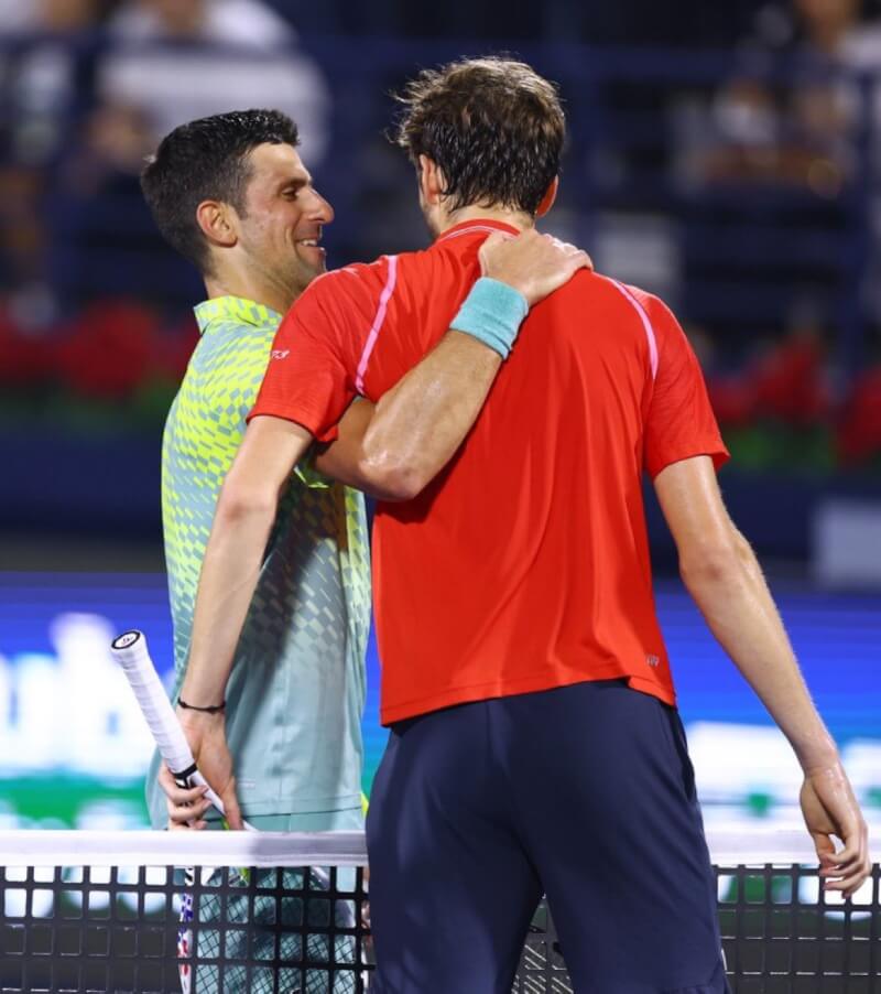 塞爾維亞網球名將喬科維奇（左）3日在杜拜錦標賽男單準決賽輸給俄羅斯網球好手梅迪維夫（右）。（圖取自twitter.com/DaniilMedwed）