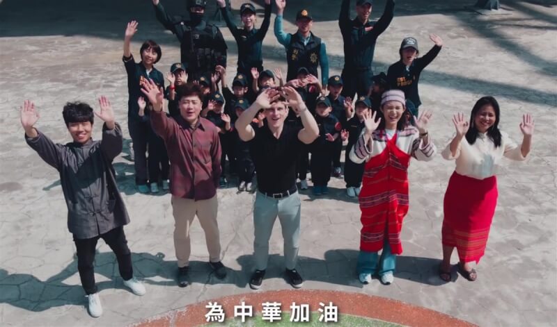 台中市警察局與世界棒球經典賽（WBC）台灣隊球員攜手拍攝短片，片中以多種語言宣傳，歡迎民眾到球場觀戰，一起為台灣隊加油。（台中市警察局提供）中央社記者趙麗妍傳真 112年3月4日