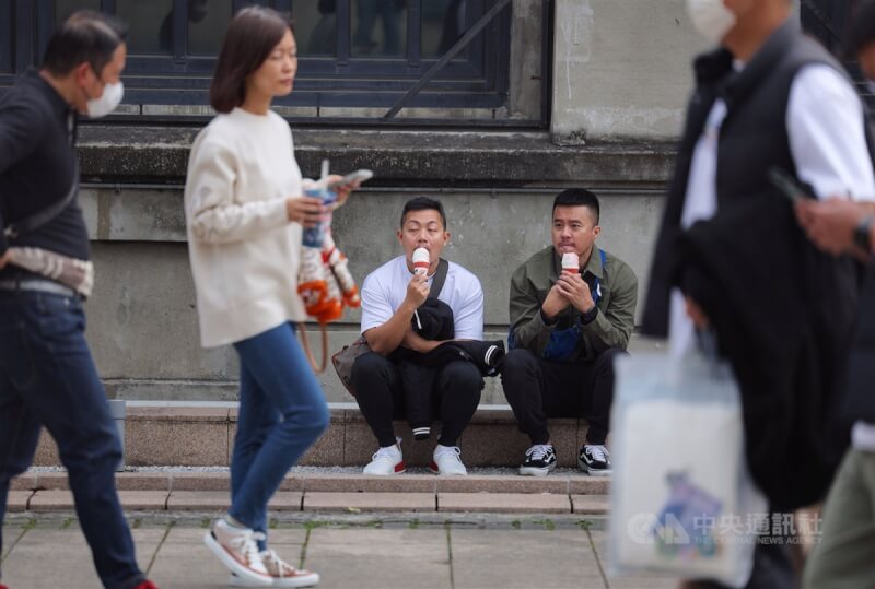 圖為台北松山文創園區有民眾在路旁享用冰淇淋。中央社記者王飛華攝 112月3月4日