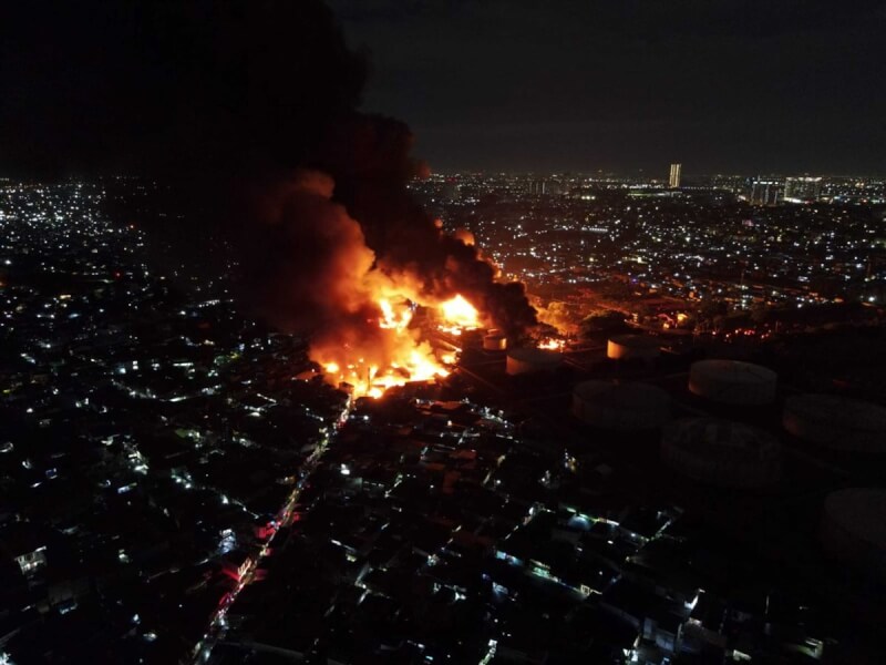 印尼國營石油公司（Pertamina）3日晚間爆炸起火，火勢猛烈，濃煙直沖天際。（民眾提供）中央社記者李宗憲雅加達傳真 112年3月4日