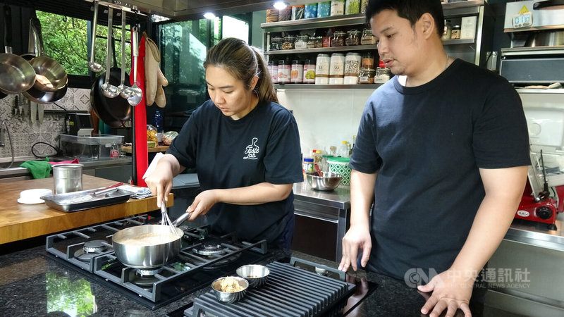 泰國都喜天麗學院（Dusit Thani College）4位學生組成團隊研發出加入蟋蟀粉的冰淇淋，獲得2022年APEC（亞太經濟合作會議）未來食物競賽第3名。中央社記者呂欣憓曼谷攝 112年3月4日