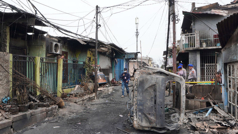 印尼國營石油公司油庫爆炸引發大火，燒毀了附近一整排民宅，造成嚴重死傷。中央社記者李宗憲雅加達攝 112年3月4日