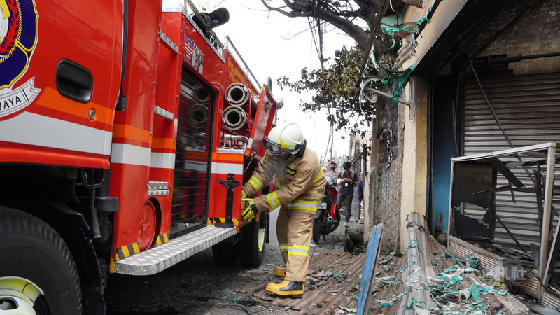 印尼國營石油公司油庫爆炸引發的火勢蔓延了近10個小時，消防人員疲於奔命。中央社記者李宗憲雅加達攝 112年3月4日