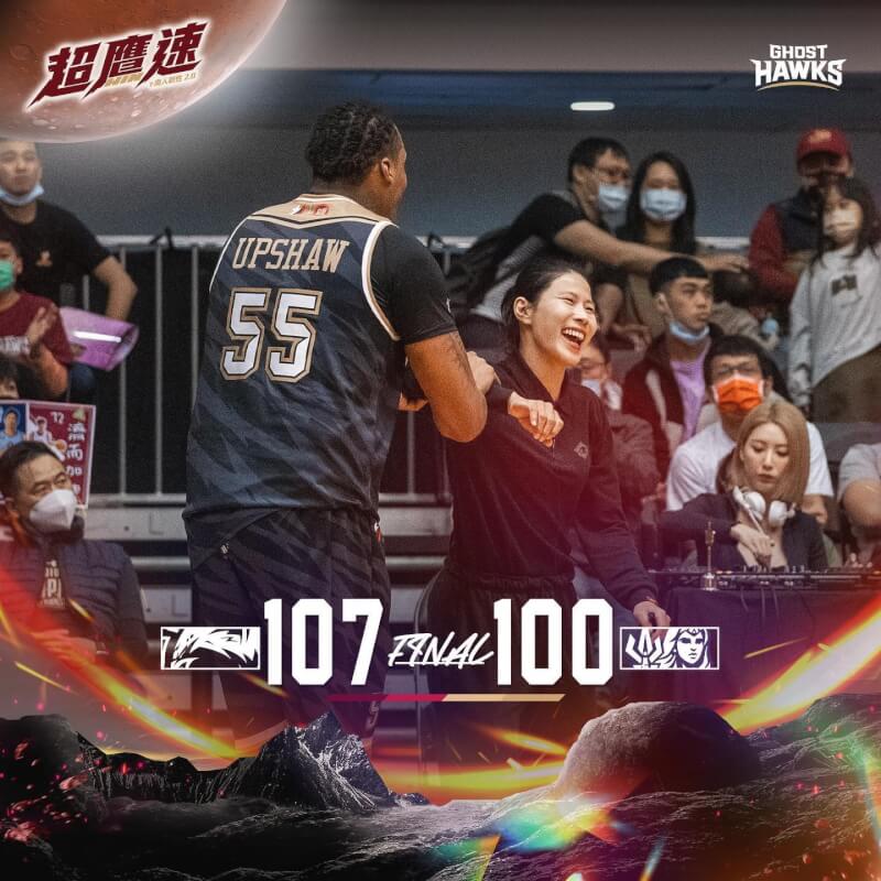 T1台鋼獵鷹4日在女性助教馬怡鴻（前右）暫代總教練的比賽中，以107比100擊敗高雄海神，收下近期4連勝。（圖取自facebook.com/Tainan.TSG.GhostHawks）