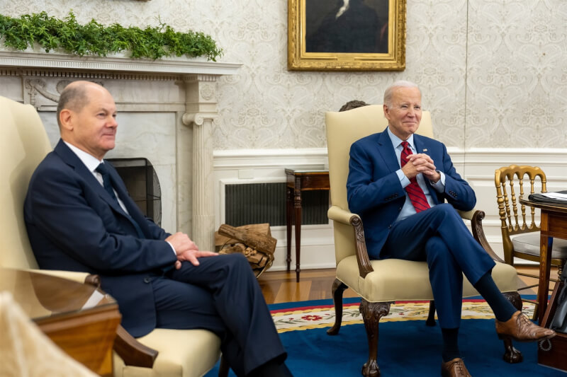 美國總統拜登（右起）和德國總理蕭茲3日在白宮舉辦會談，聚焦俄烏戰爭議題。（圖取自facebook.com/WhiteHouse）