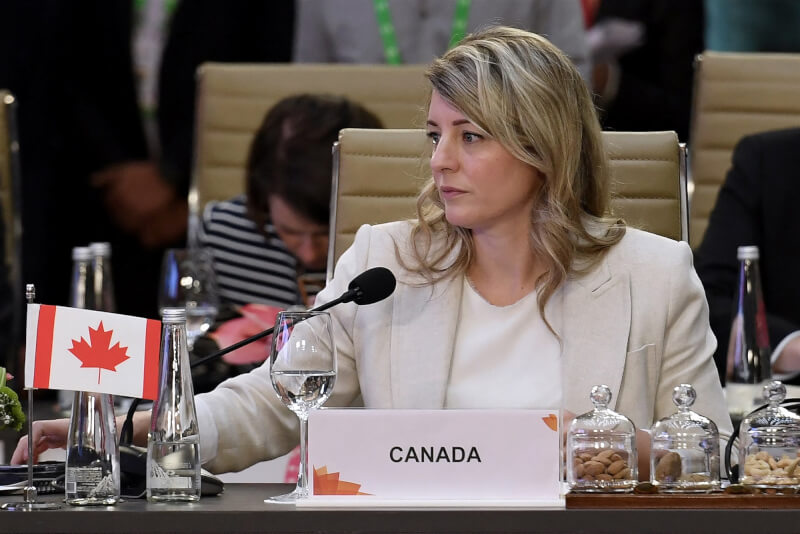 加拿大外交部長趙美蘭（圖）3日在G20峰會告訴中國外長秦剛：「加拿大絕不容忍中國對我國民主和內政，從事任何形式的外國干預。」（OLIVIER DOULIERY/Pool via 法新社）