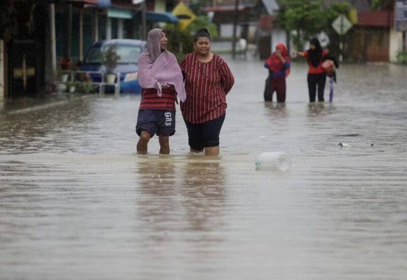 馬來西亞柔佛州4日道路遭洪水淹沒。（路透社）
