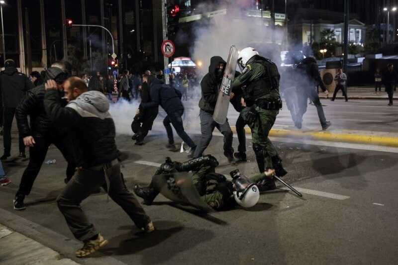 希臘數以千計民眾3日在全國各地示威，替希臘最嚴重鐵路事故的57名死者討公道。圖為在議會附近的示威民眾與警察發生肢體衝突。（路透社）
