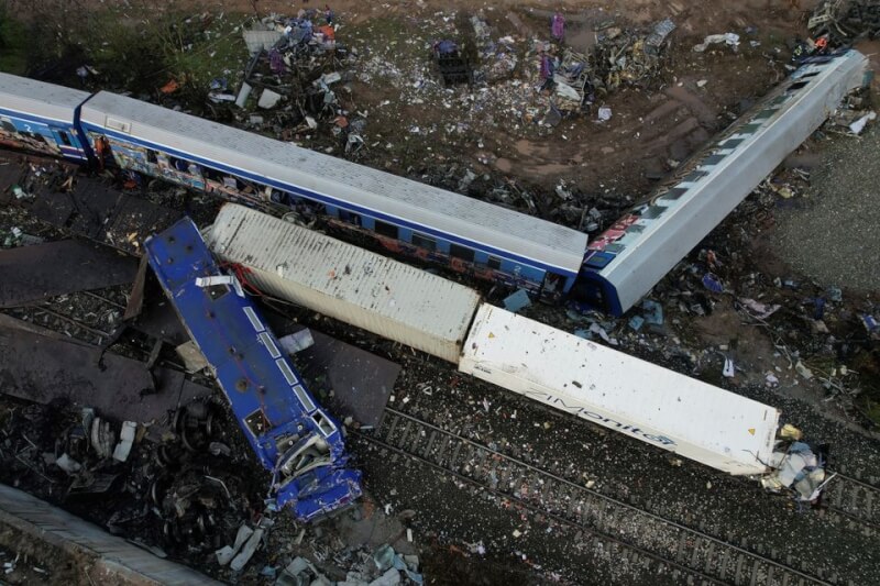 圖為希臘火車對撞事故現場。（路透社）
