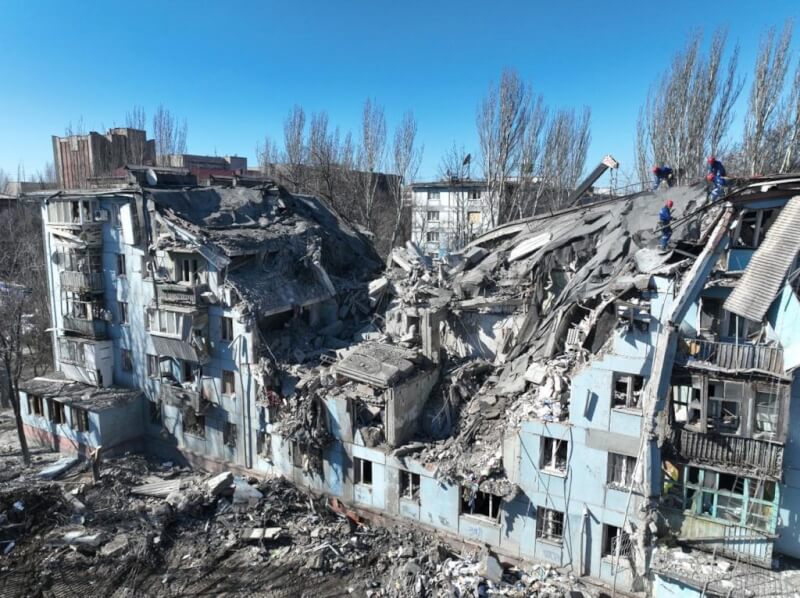 烏克蘭札波羅熱一棟公寓2日遭俄羅斯飛彈攻擊，已11人死亡。（圖取自twitter.com/ZelenskyyUa）