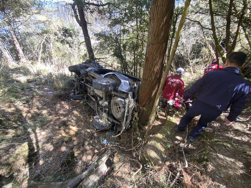 一輛登山接駁車5日行經南投縣信義鄉郡大林道30公里處意外翻落山谷，消防局及南投林管處人員獲報趕往救援，車內男駕駛傷重不治，7名乘客受傷。（南投縣消防局提供）中央社記者蕭博陽南投縣傳真 112年3月5日