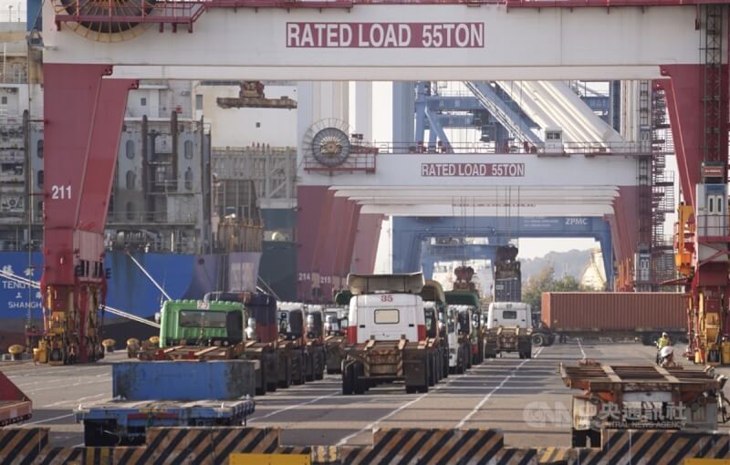 圖為高雄港碼頭卡車等候準備裝卸貨櫃。（中央社檔案照片）