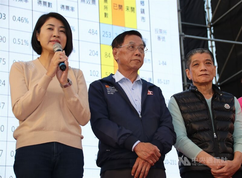 南投縣第2選區立委補選4日舉行，國民黨籍候選人林明溱（中）下午4時起在縣立體育場舉辦開票活動，南投縣長許淑華（左）、議長何勝豐（右）等人到場。中央社記者蕭博陽南投縣攝 112年3月4日