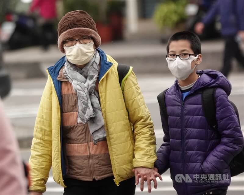 圖為台北市南港區民眾穿上保暖衣物禦寒。（中央社檔案照片）