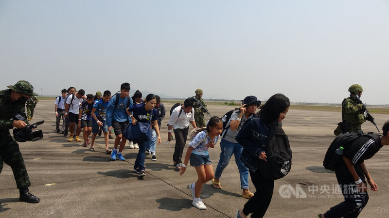 美泰金色眼鏡蛇軍演從2月27日到3月10日，5日在羅勇府烏打拋機場登場的是由美日泰3國共同執行的非戰鬥撤退行動演練。圖為民眾壓低身子要進入C-130運輸機。中央社記者呂欣憓羅勇府攝 112年3月5日