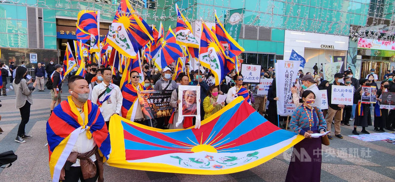 今年是西藏抗暴紀念日64週年，在台藏人團體5日在台北舉辦大遊行。中央社記者葉素萍攝  112年3月5日