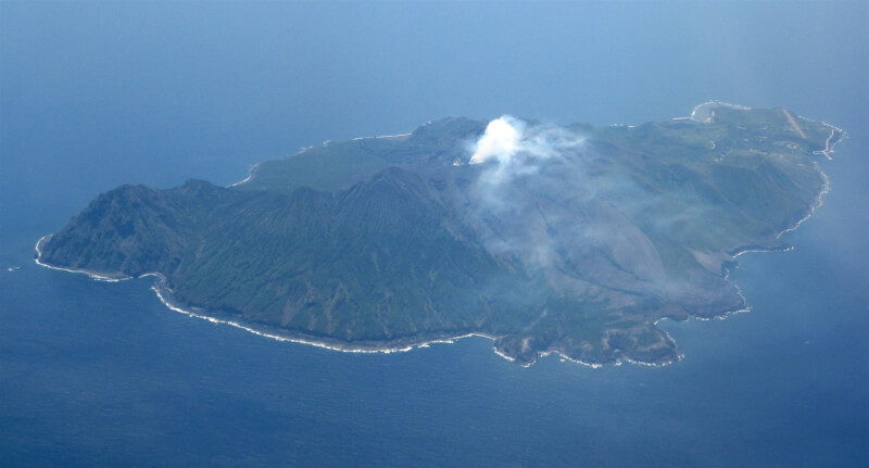 日本鹿兒島縣十島村諏訪之瀨島火山，5天來已噴發25次。（圖取自維基共享資源，作者Ray_go，CC BY-SA 3.0）