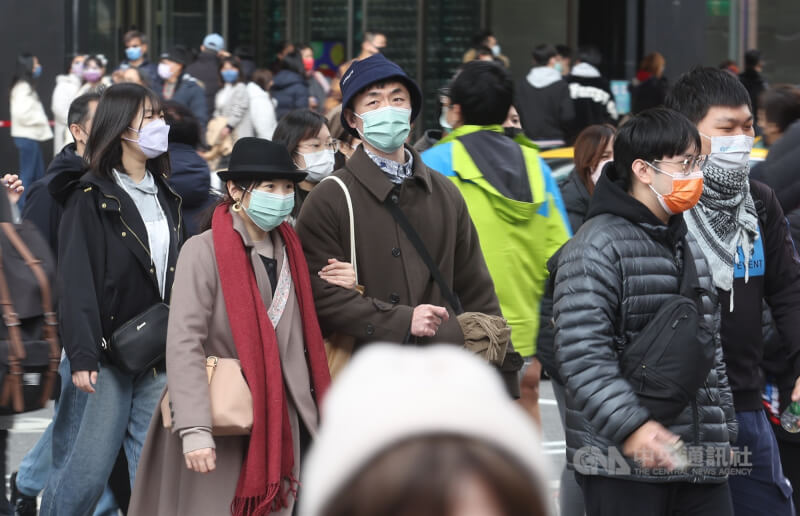 氣象局指出，5日晚間至6日清晨高雄以北、宜花可能攝氏10度以下。圖為台北市信義區逛街人潮，民眾全身包緊緊禦寒。（中央社檔案照片）