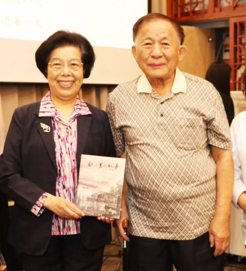 前監察院長張博雅（左）的丈夫紀展南（右）2日病逝，享壽87歲。圖為兩人2021年出席新書發表會。（圖取自嘉義市政府網頁chiayi.gov.tw）