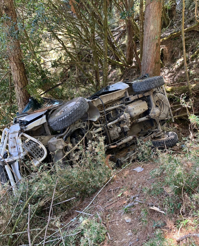 一輛8人登山接駁車5日行經南投縣信義鄉郡大林道30公里處，翻落山谷約40公尺，南投縣消防局、南投林管處趕往救援。（南投林管處提供）中央社記者蕭博陽南投縣傳真  112年3月5日