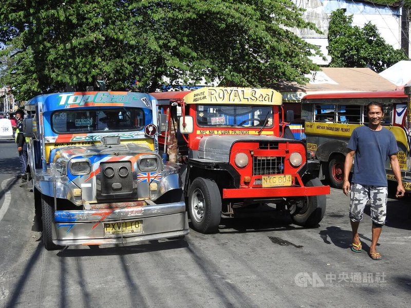 菲律賓全國吉普尼司機及業者聯合會等組織號召吉普尼司機，6日起展開一週大罷工。但吉普尼司機瑞西（圖右）說，尚未獲得工會組織明確指示，司機們目前仍照平日行程載運乘客。中央社記者陳妍君馬尼拉攝  112年3月6日