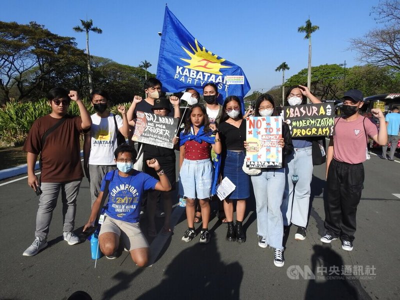 菲律賓全國吉普尼司機及業者聯合會等組織號召吉普尼司機，6日起展開一週大罷工，抗議馬尼拉當局不顧司機生計，執意汰換老舊吉普尼。學生團體也赴示威現場，支持吉普尼司機訴求。中央社記者陳妍君馬尼拉攝  112年3月6日