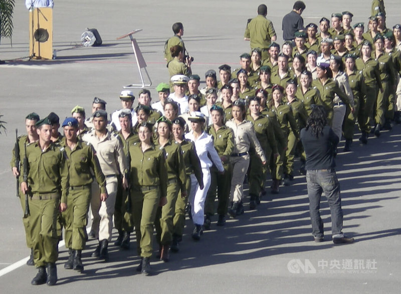 以色列建國以來戰事頻繁，男女皆兵，國防軍動員經驗豐富。圖為軍官訓練結業典禮。攝於99年4月26日中央社記者賴素芬米茲茨佩拉蒙攝  112年3月6日