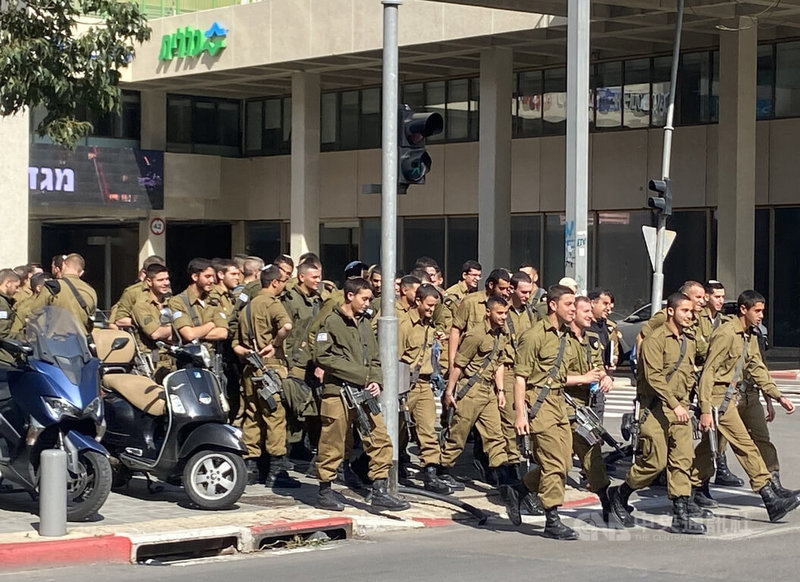 以色列國防軍的坦克部隊參訪特拉維夫市區，並由導遊介紹以色列建國的相關歷史景點。攝於2月12日中央社記者賴素芬特拉維夫攝  112年3月6日