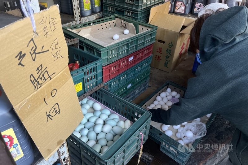 台灣雞蛋批發價6日起調漲至每台斤新台幣55元，創蛋價新高。台北市北投區一家雜貨店張貼告示「雞蛋限購10個」，限量販賣供不應求的雞蛋。中央社記者徐肇昌攝  112年3月6日