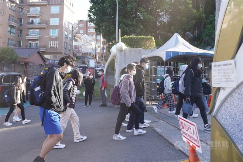 教育部鬆綁室內口罩政策，6日起校園室內空間「自主佩戴口罩」措施上路。圖為6日台北市復興高中學生進校門時，大部分仍繼續戴著口罩。中央社記者徐肇昌攝 112年3月6日