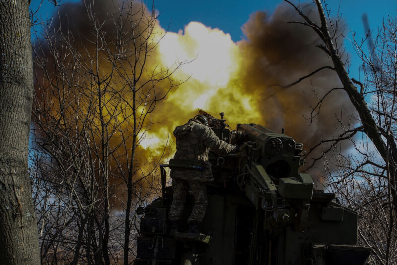 圖為5日烏克蘭軍人向巴赫姆特周邊的俄羅斯軍隊攻擊。（路透社）