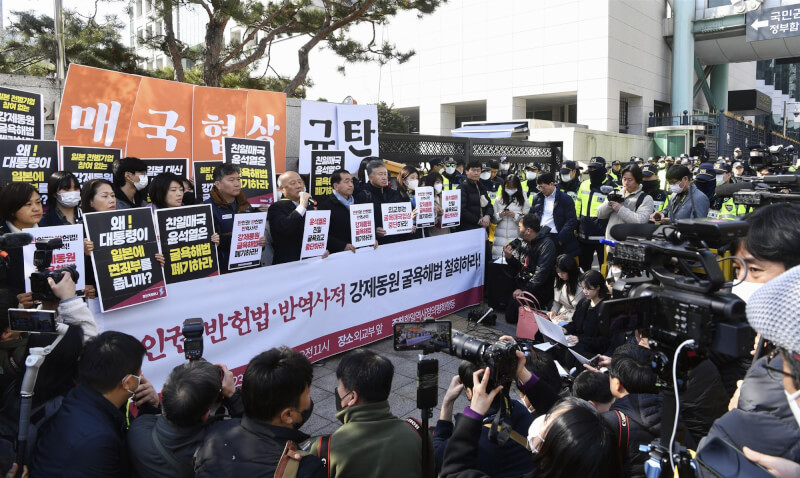 韓國政府就二戰時期「徵用工」賠償爭端發表解決方案。反對方案的民眾6日聚集韓國外交部外抗議。（共同社）