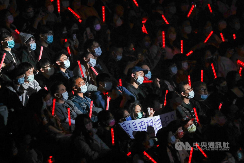 圖為梁靜茹2020年台北小巨蛋演唱會內人潮。（中央社檔案照片）