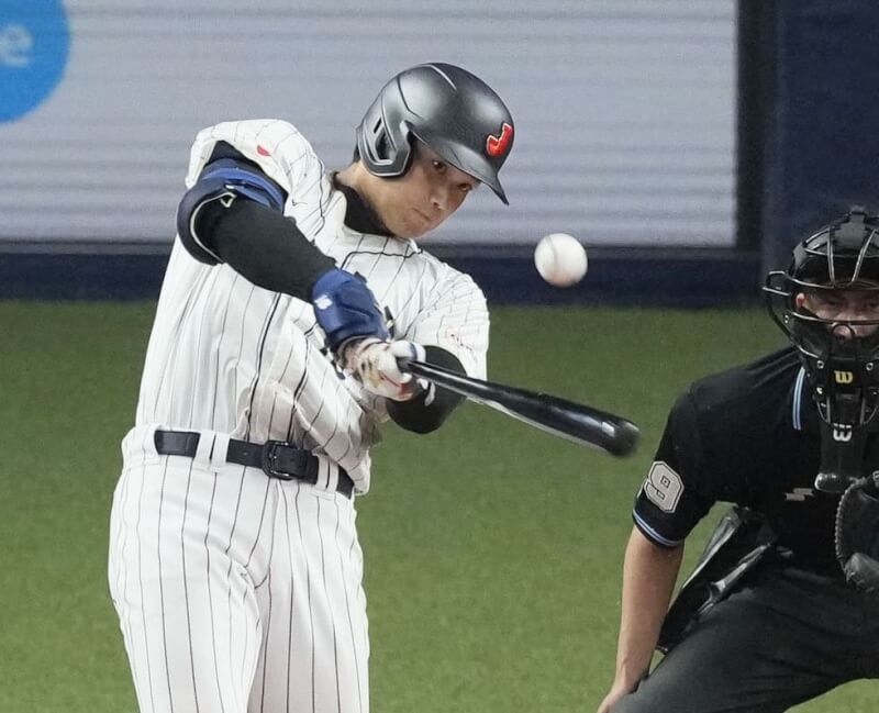 世界棒球經典賽日本隊6日在大阪京瓷巨蛋對上日職阪神虎隊的熱身賽，大谷翔平演出單場雙響砲，包辦6分打點。（共同社）