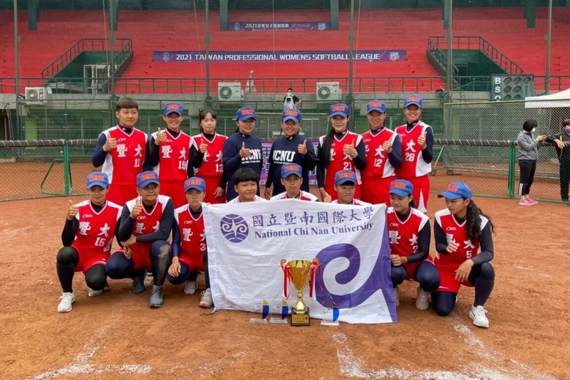 香港壘球總會第一次率隊到南投縣埔里鎮移地訓練，8日起與埔里國中、埔里高工、暨南大學進行女子快速壘球交流賽，以提升香港女壘運動實力。圖為暨大女壘隊。（國立暨南國際大學提供）中央社記者蕭博陽南投縣傳真  112年3月7日