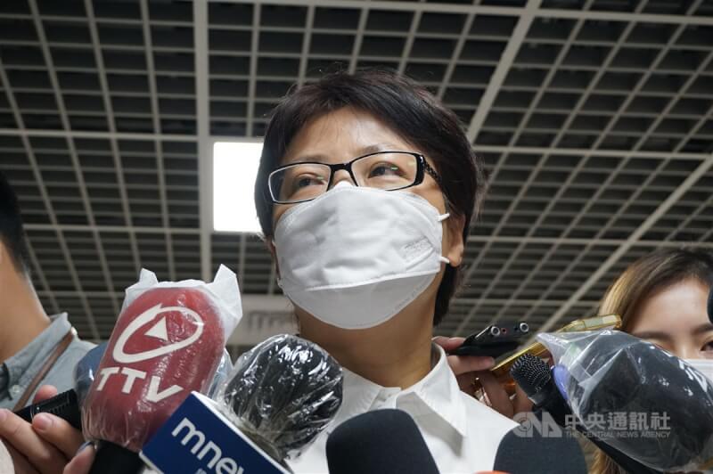 前台北市政府勞動局長陳信瑜（中）7日遭依貪污治罪條例、刑法洩密罪起訴。（中央社檔案照片）