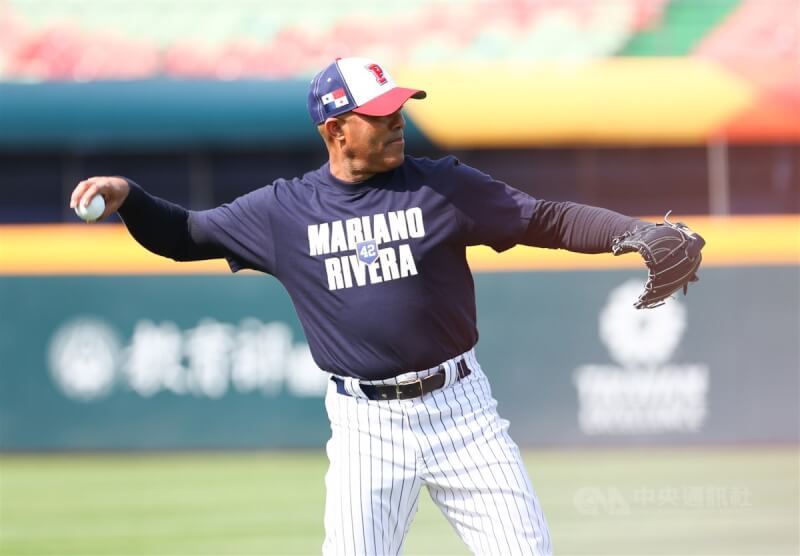 美國職業棒球大聯盟（MLB）傳奇守護神李維拉（Mariano Rivera）（圖）應邀訪台，7日下午在台中洲際棒球場參與公益棒球訓練營，與學員進行傳球訓練。中央社記者王騰毅攝 112年3月7日