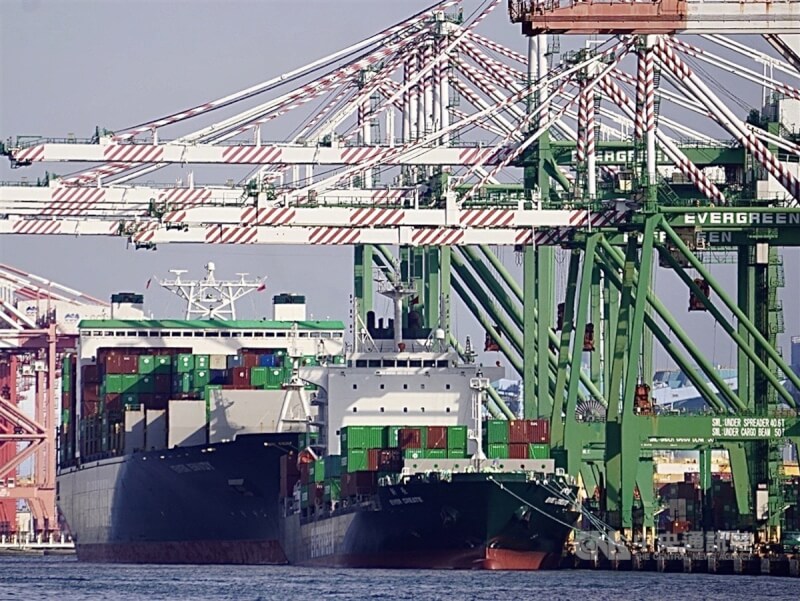 台灣2月出口金額創近2年低，連6個月衰退。圖為貨輪停靠高雄港區。（中央社檔案照片）