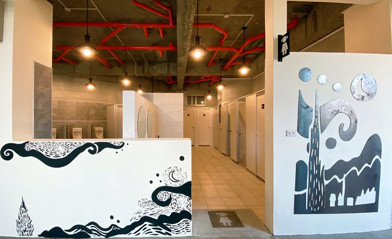 嘉義市大同國小第3期老舊廁所整建完工啟用，入口意象是向西方偉大藝術家致敬的設計，包括梵谷自畫像及其最具代表性作品「星夜」意象等。（大同國小提供）中央社記者黃國芳傳真  112年3月7日