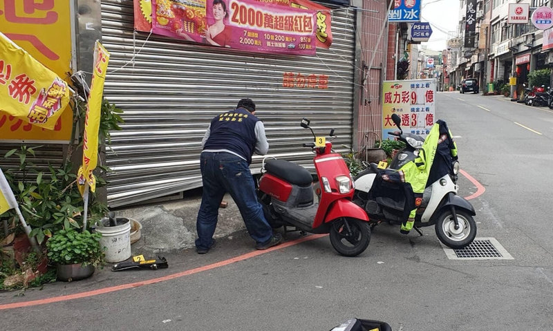 苗栗市一家彩券行日前遭竊賊撬開鐵門偷走1300多張、面額價值新台幣近百萬元的刮刮樂，警方鎖定53歲劉姓男子涉重嫌，6日在新北市樹林區將劉嫌逮捕到案。（民眾提供）中央社記者管瑞平傳真  112年3月7日