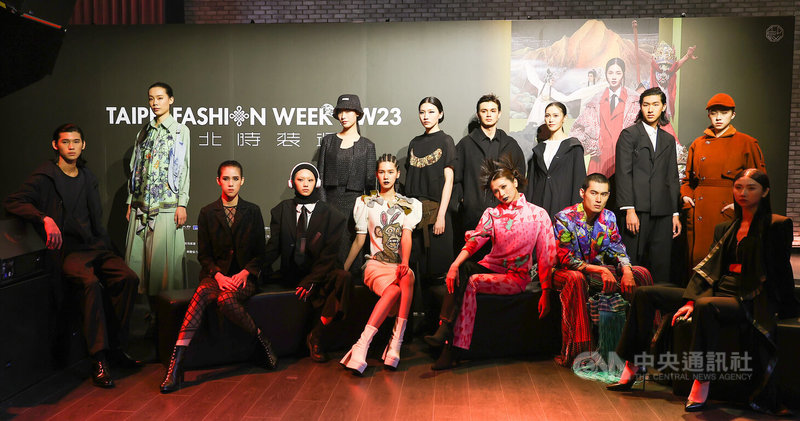 2023台北時裝週AW23展前記者會7日在台北舉行，模特兒穿上設計師設計服裝走秀，讓現場出席者搶先觀看品牌新作。中央社記者張新偉攝  112年3月7日
