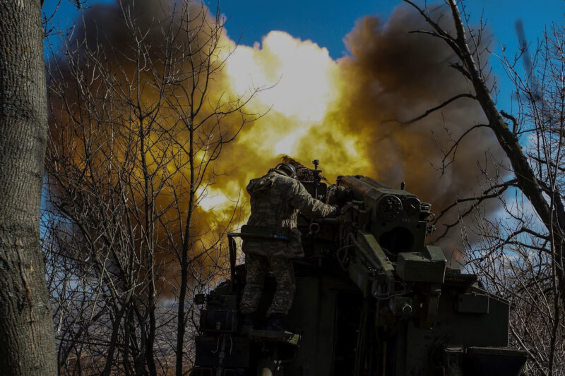 烏克蘭軍人5日向巴赫姆特的俄軍發射砲彈。（路透社）