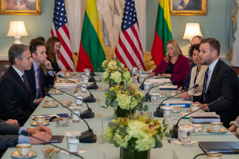 美國國務卿布林肯（左1）與立陶宛外長藍斯柏吉斯（右1）6日在華府會晤。（圖取自twitter.com/SecBlinken）