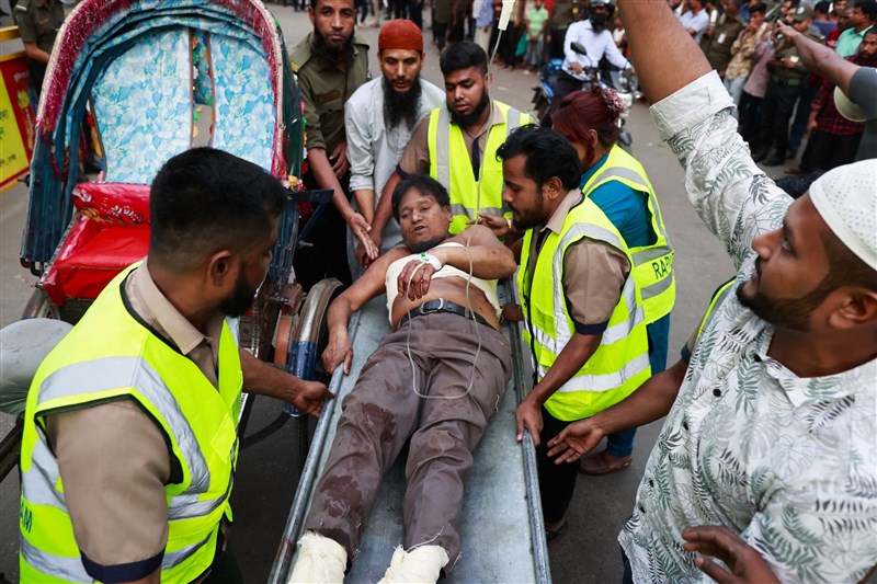 孟加拉首都達卡市一棟商業大樓7日發生爆炸，至少14人死亡，消防人員協助將傷者送至醫院。（法新社）