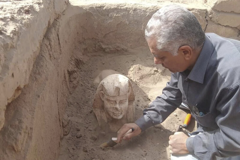 埃及觀光暨古物部宣布，考古學家在哈托爾神廟附近挖出一尊獅身人面像，雕像「臉上掛著微笑，還有兩個酒窩」。（美聯社）