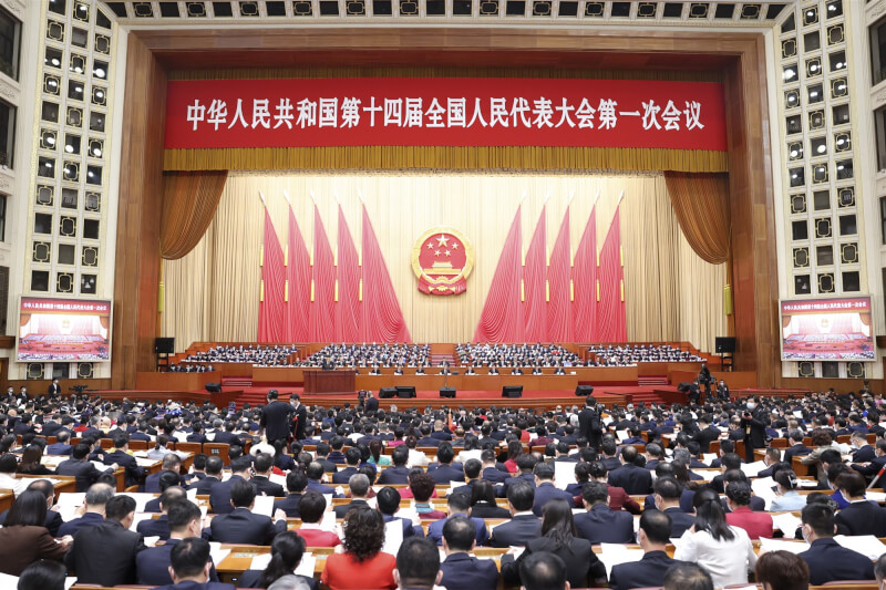 中國全國人大會議13日通過修改「立法法」，當中一項修訂是列入人大常委會會議議程的法律案，若情況緊急可只經一次審議便交付表決。（中新社）