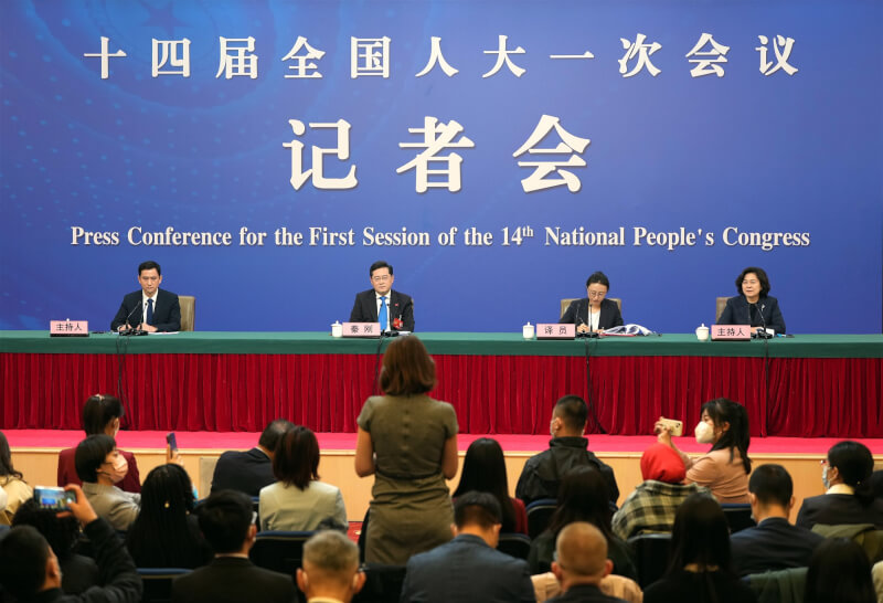 中國外長秦剛（後左2）7日在兩會外長記者會上回應台灣問題。（中新社）